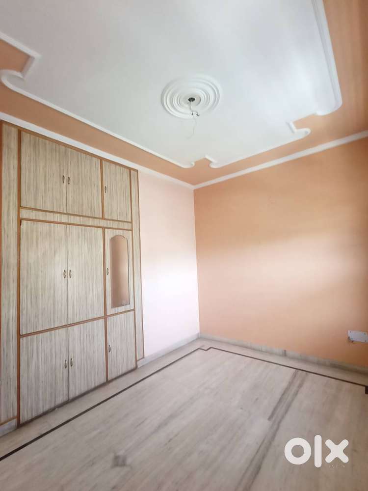 2 BHK Second Floor Sector-4 For Family