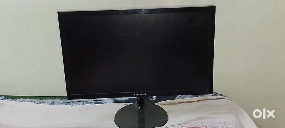 Samsung 19' inch Monitor With Original Charger