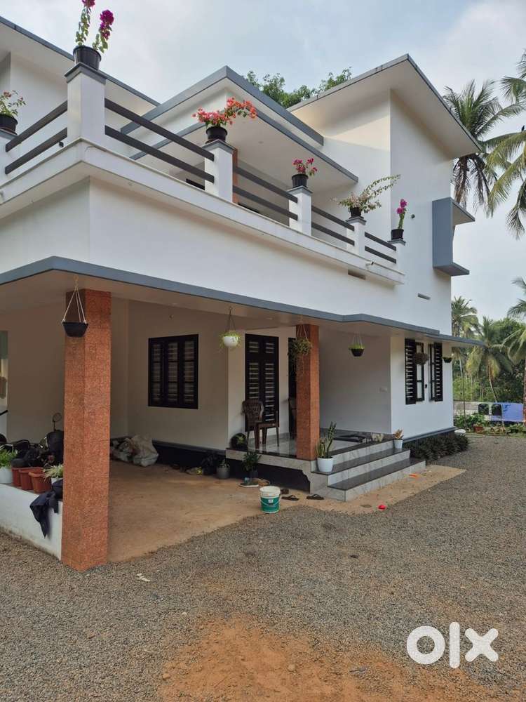 2 year old house near manajapoyil koodaranhi.Price Negotiable