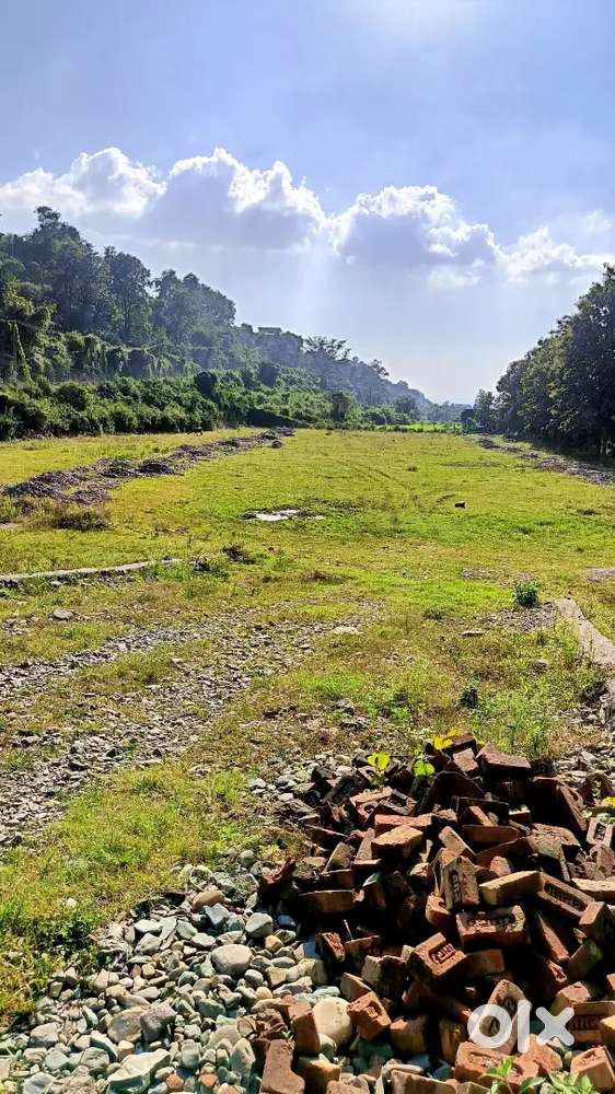 R3 plotting Avilable on road in bhauwala