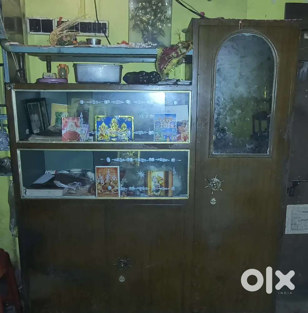 One side mirror showcase