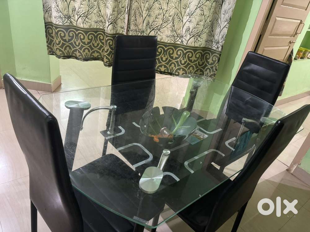 4 Seater Glass Dinning Table