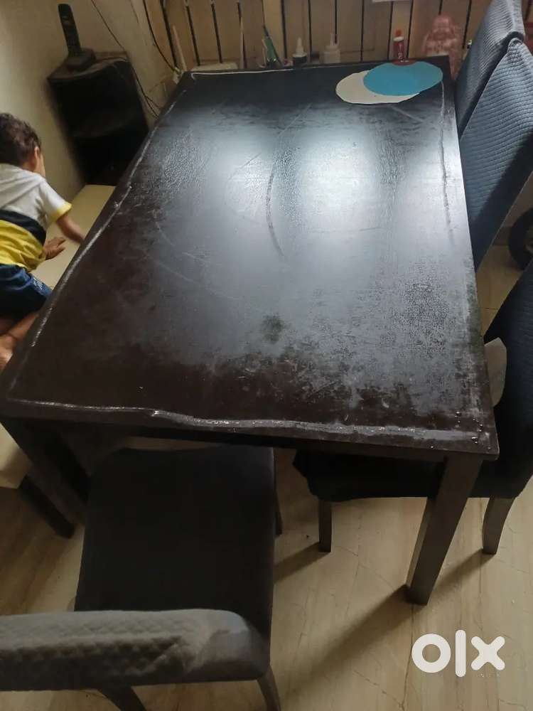 Almost new 6 seater Dining set in Good condition