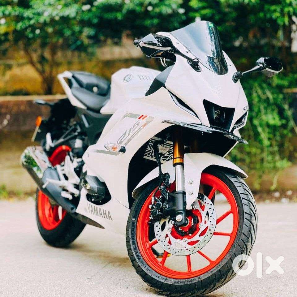YAMAHA R15 V4 WHITE 2025
