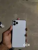 SELL IN URGENT IPHONE 11 PRO MAX ONLY SMALL CRACK ON BACK!