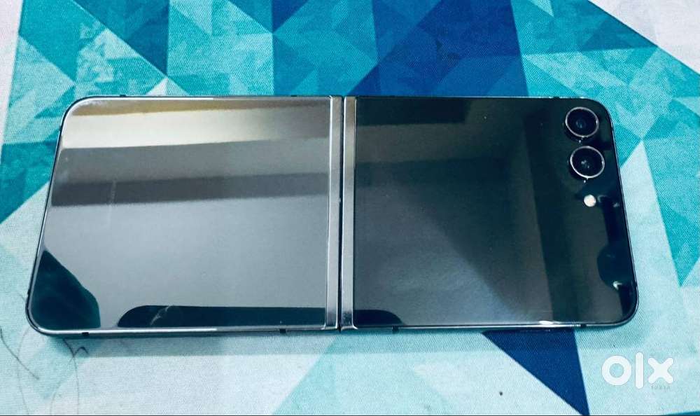 Samsung Z Flip 5 - 256GB, out of warranty, only phone, good condition