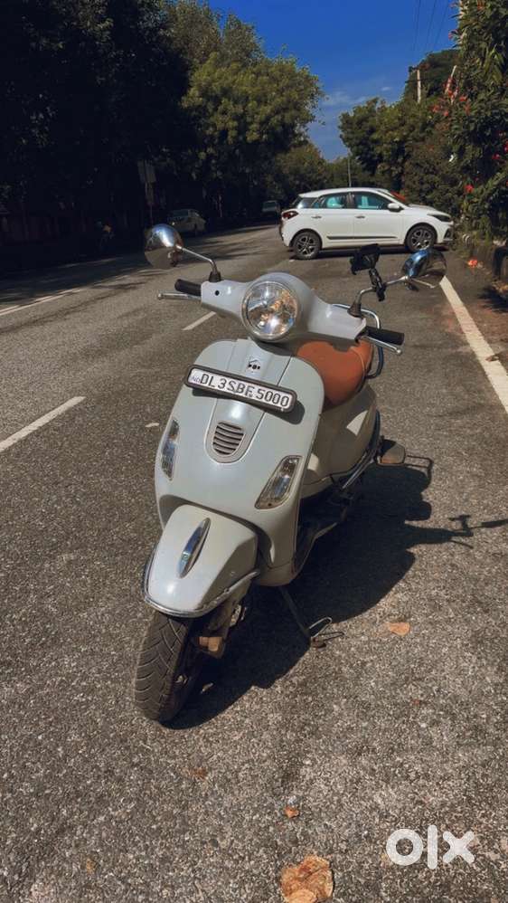 Vespa Vxl 125 with VIP number 5000