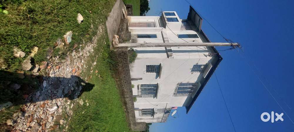 Duplex house with roof and planking floors coverd with coloured tin.