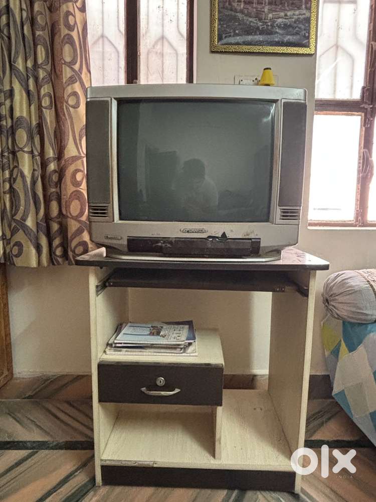 Good condition tv or computer tabel