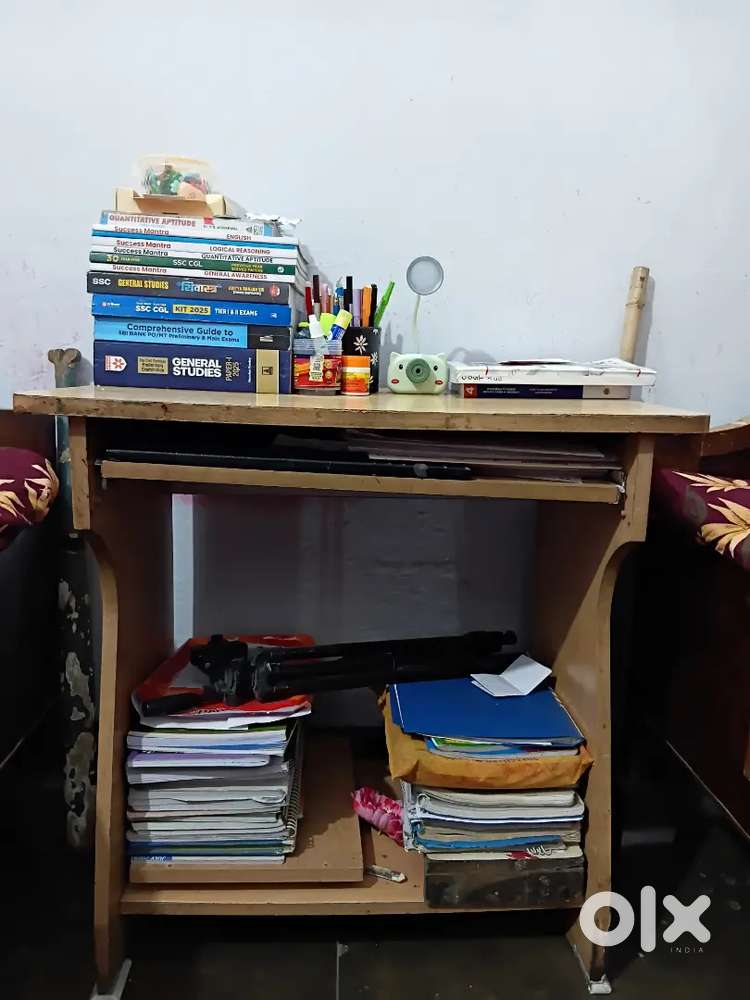 A study table/computer table