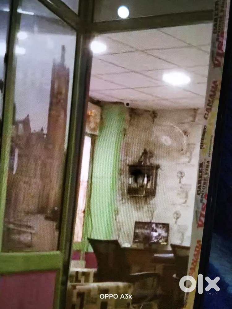 Personal assistant in immigration line