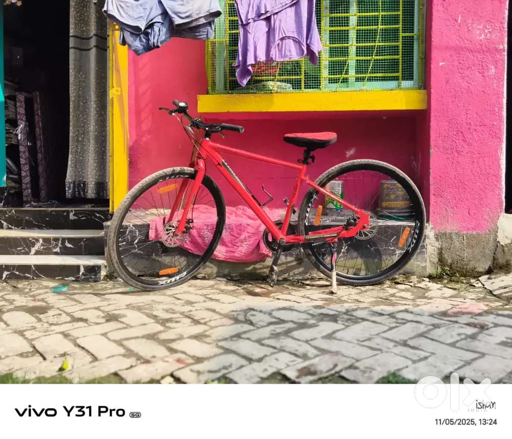 সাইকেলটা বিক্রি আছে। একদম নতুন সাইকেল এক মাস হয়েছে ১২০০০ টাকা