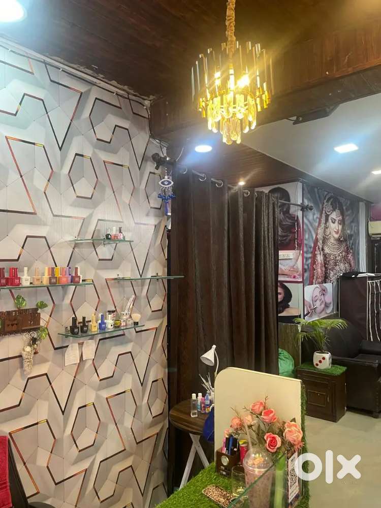 LUXURY SALOON SPA RUNING FOR RENT