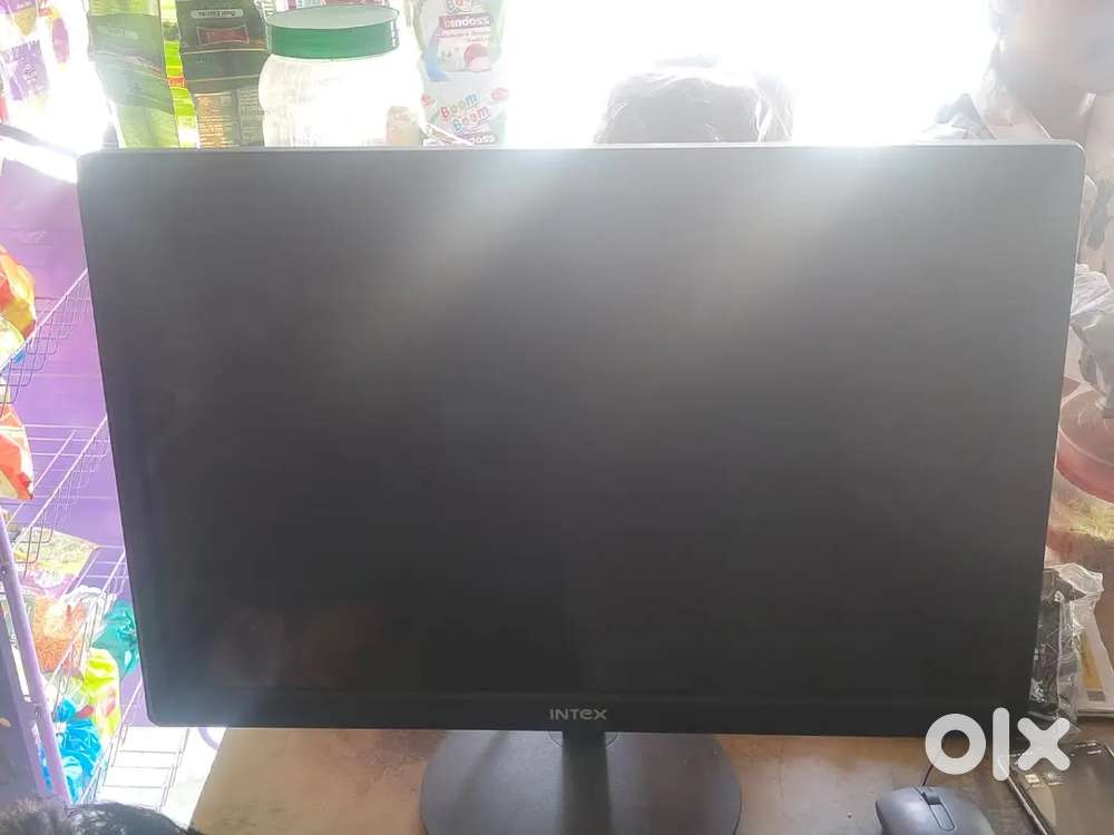 Desktop with keyboard mouse wired i5 processor