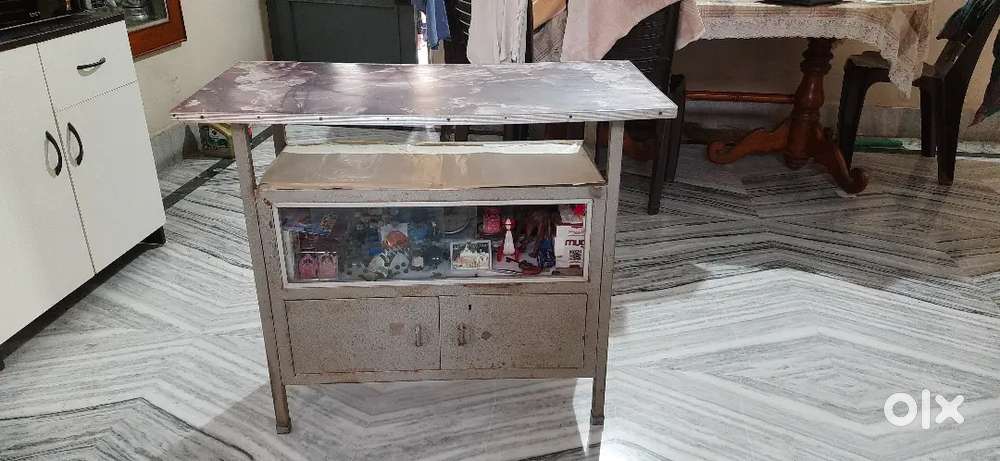 Showcase with table top