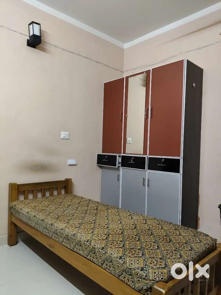 Looking for Roommates  BOYS