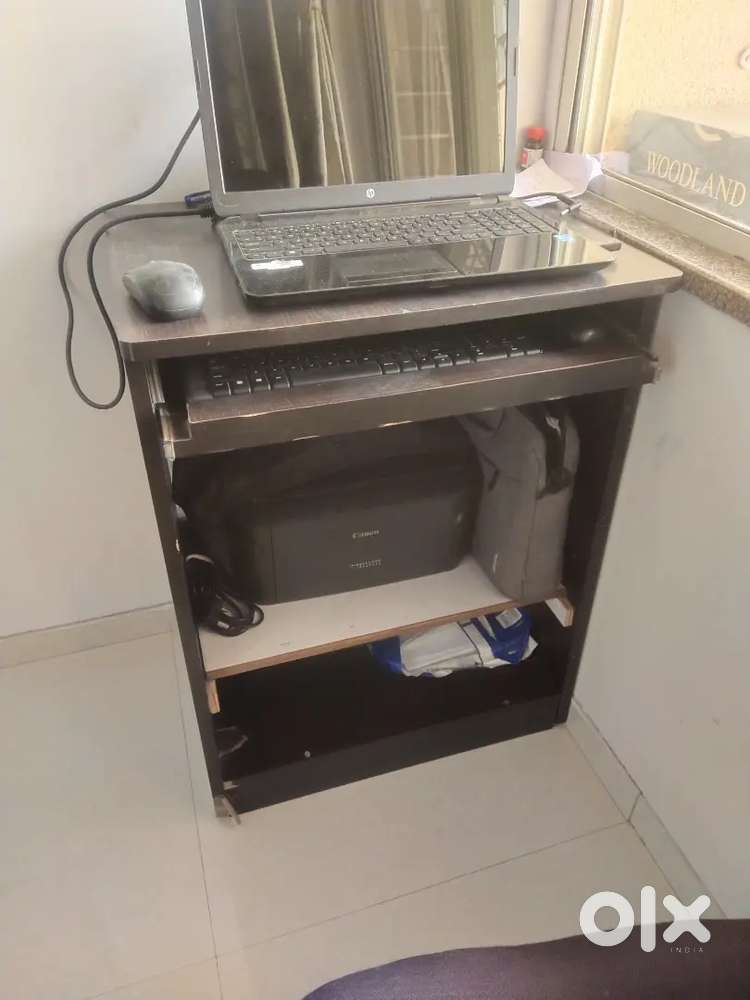 Computer table with keyboard