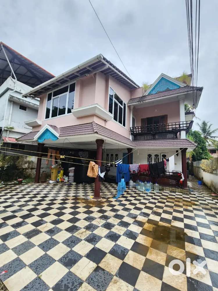 AMPLE 5BHK HOUSE FOR SALE AT VENNALA VYTILLA