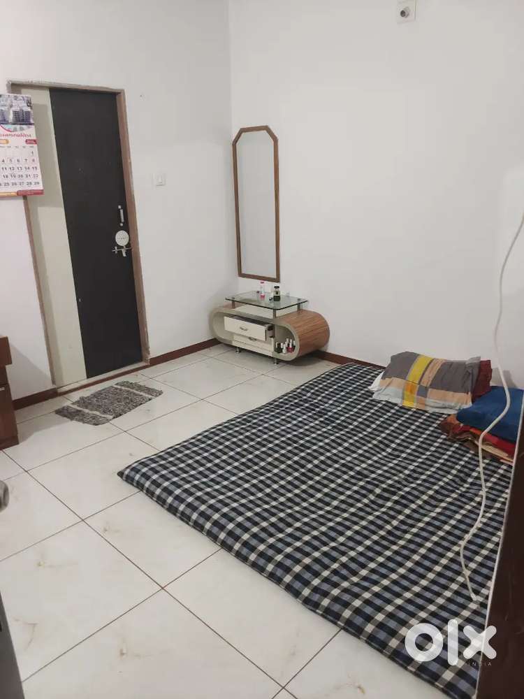 ૨ બીએચકે ફ્લેટ ૨ ગર્લ્સ માટે શેરિંગમાં આપવાનો છે.૨૫૦૦ પર ગર્લ.ભક્તિનગર