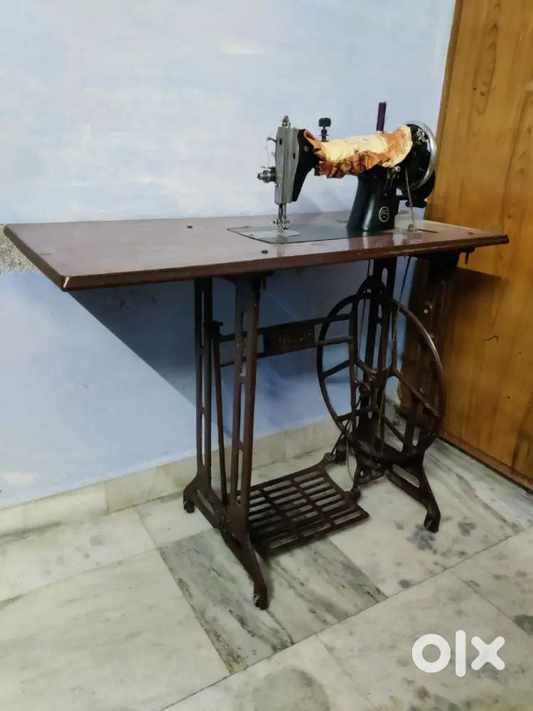 Sewing machine with pedals - Fully functional and durable