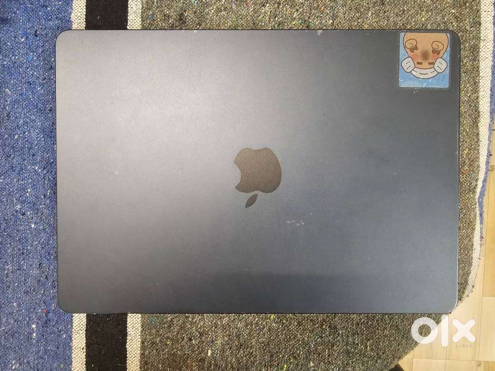 MacBook Air (M2, 8GB RAM, 256GB SSD)