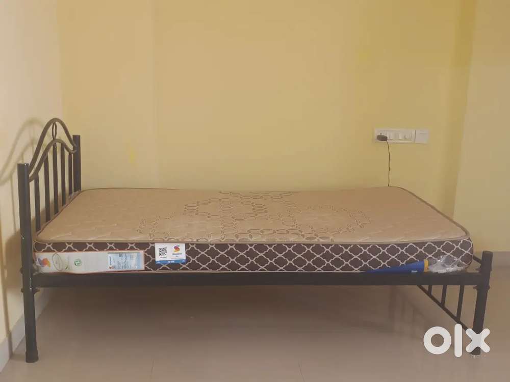 Single mattress Rs 2000