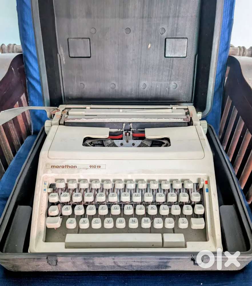 Vintage Marathon 910 TR Typewriter – Collectible Piece