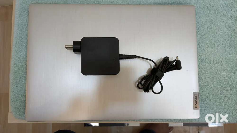 Lenovo laptop 81W1 IDEAPAD 4GB 1TB windows 10