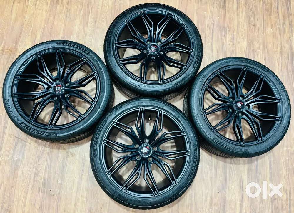 18 inch   113 pcd 8J
With 235 40 18 Michelin 
Set of 4