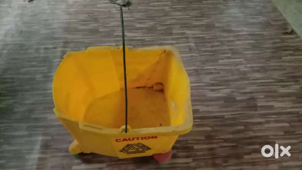 Cleaning mope with wheel