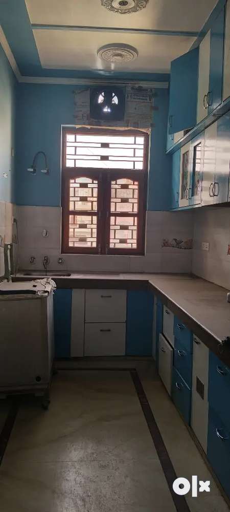 2bhk floor rent an park facing in new colony