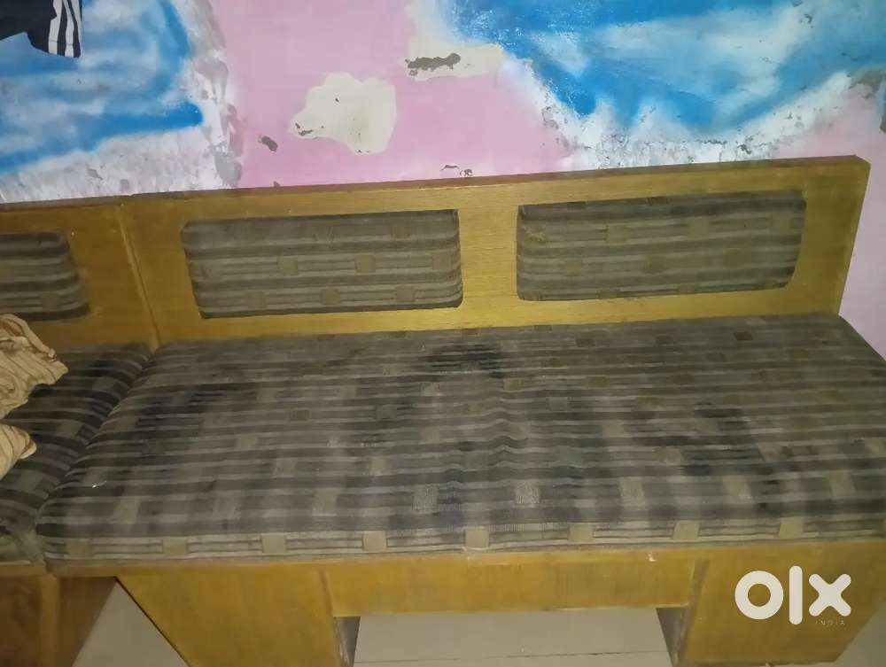 Sofa hai condition mast hai