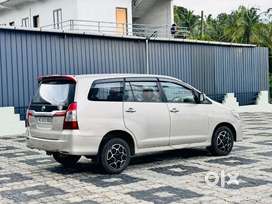 Innova 4 rent 1500/ day 100km extra km 8
