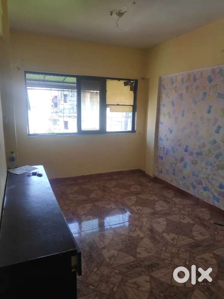 Selling our 1bhk 400 carpet 4th floor without lift ready to move