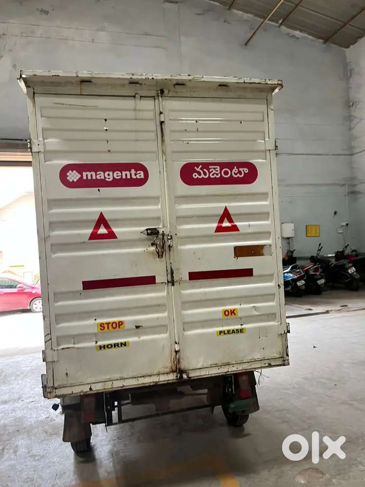 Electrical three wheeler driver come delivery