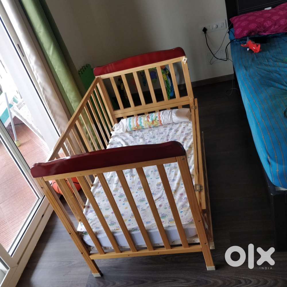  Babyhug Wooden Cot with mattress – Excellent Condition!