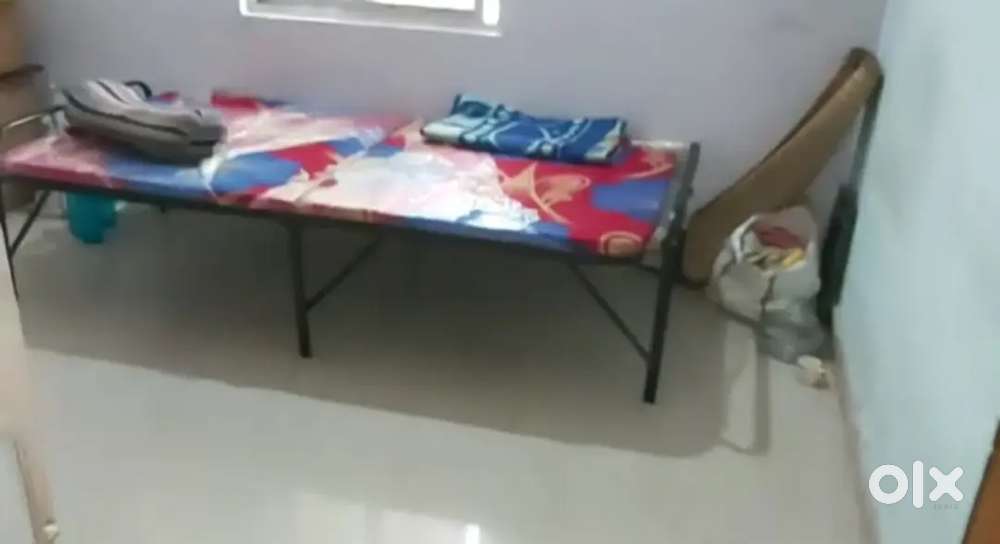 Single room. Common bathroom 3 room share only bachelor single person