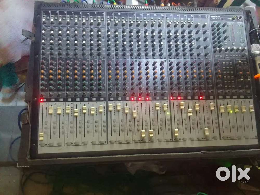 Mackie Onyex 24:4 Mixer and Peavey 15 inch 500 watt Mid - Bass Speaker