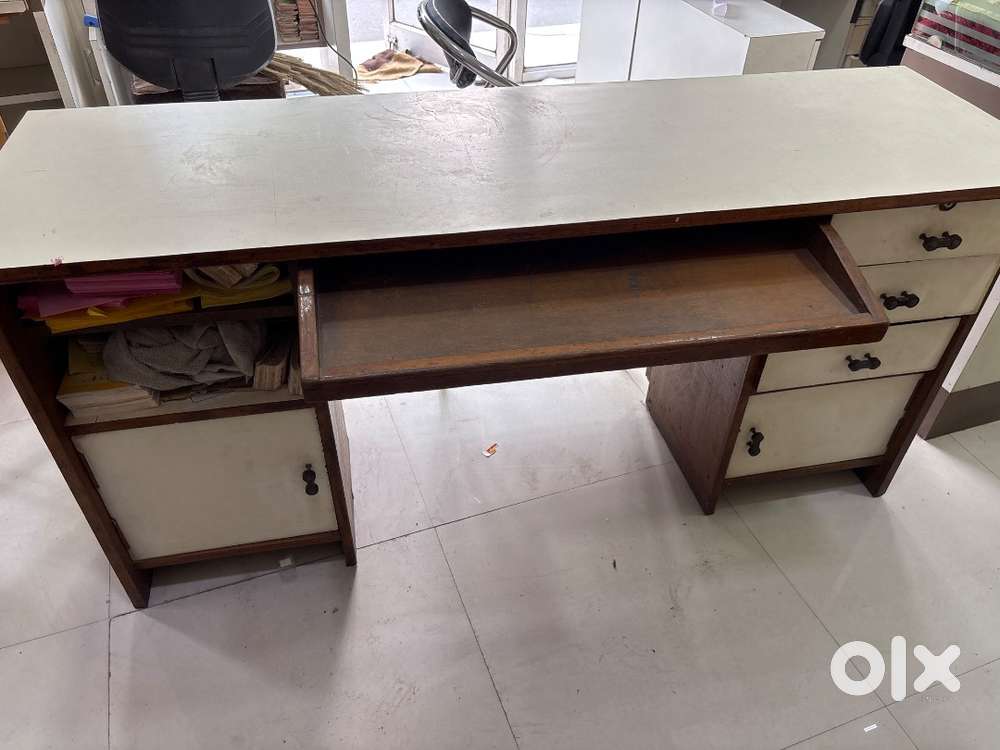 Computer table