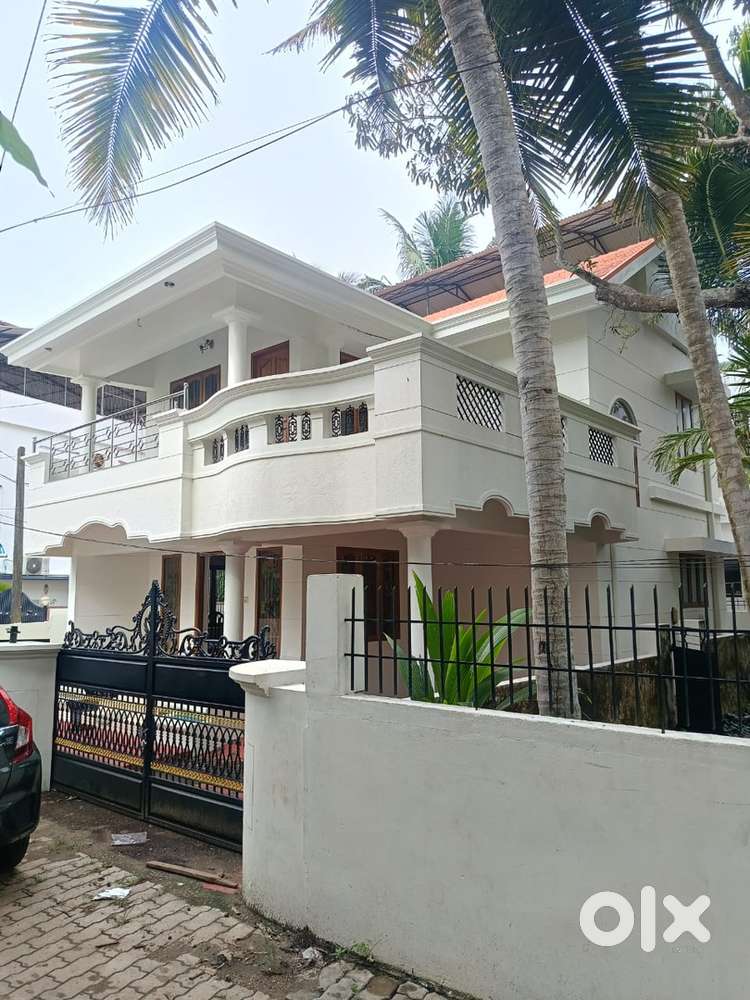 8cent old house for sale at Sreekariyam 1700sqft 3bhk 93lakhs