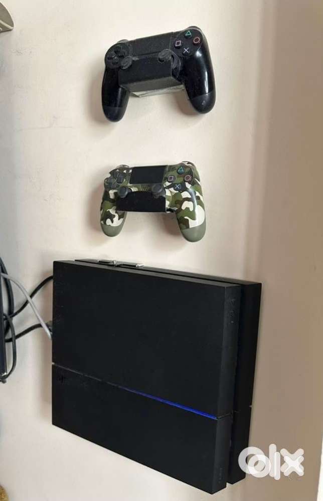 Playstation 4 (Ps4) Standard 500 gb with 2 controller 4 games