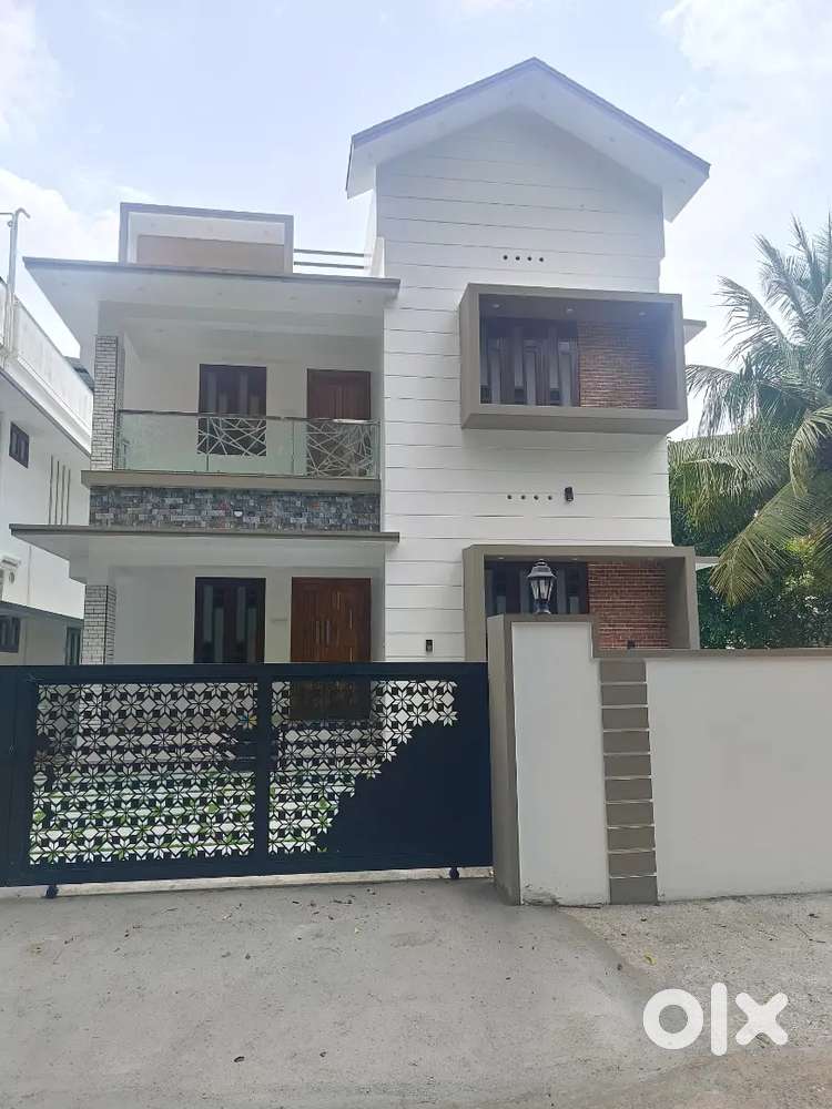New branded 4bhk house for sale karyavattom pullanivila road.