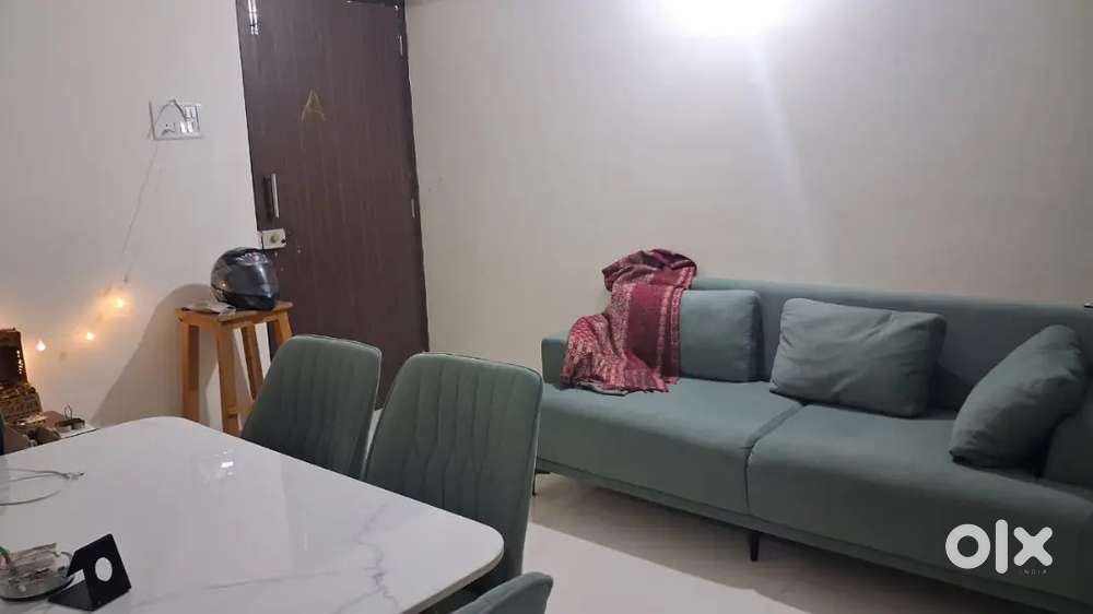 Required female Roommate