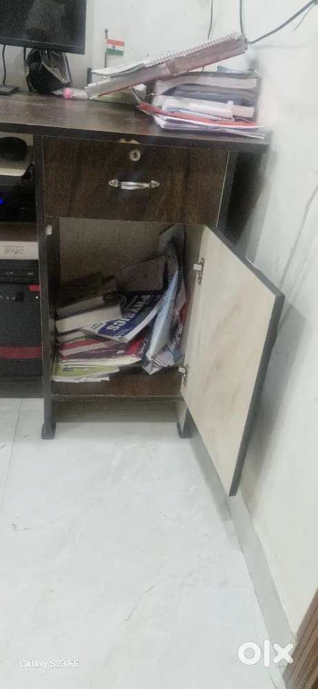 Computer table is good condition