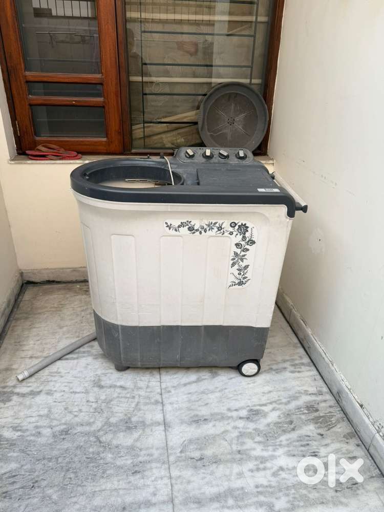 Whirlpool semi automatic washing machine