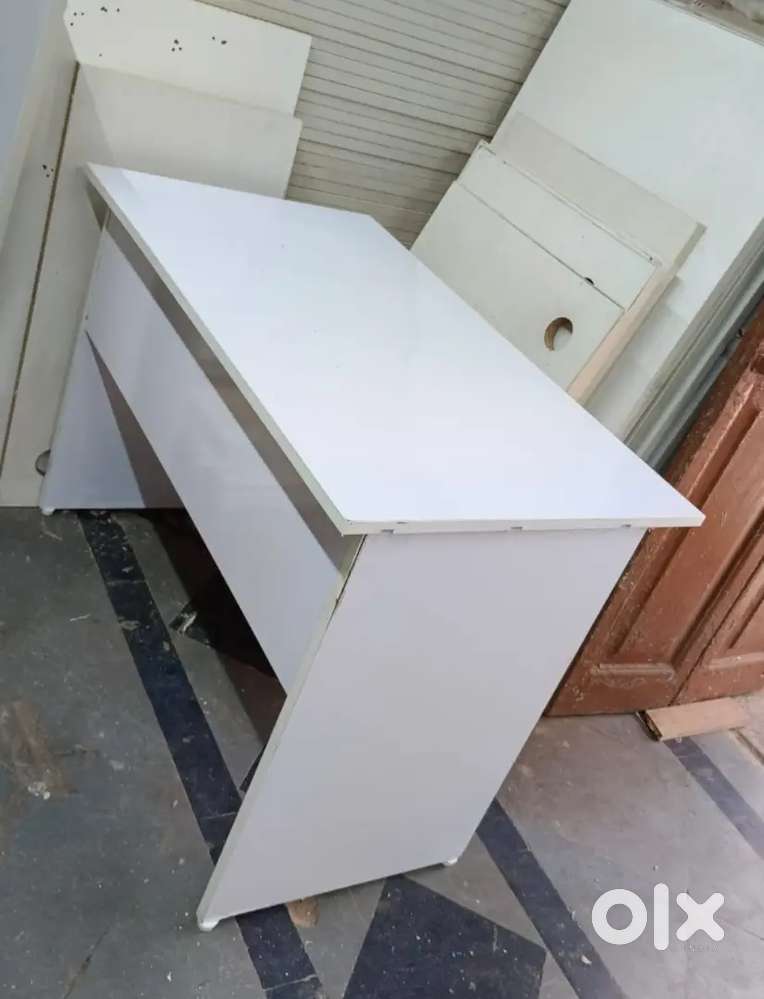 3'*18*18mm thk Office Table At Affordable price