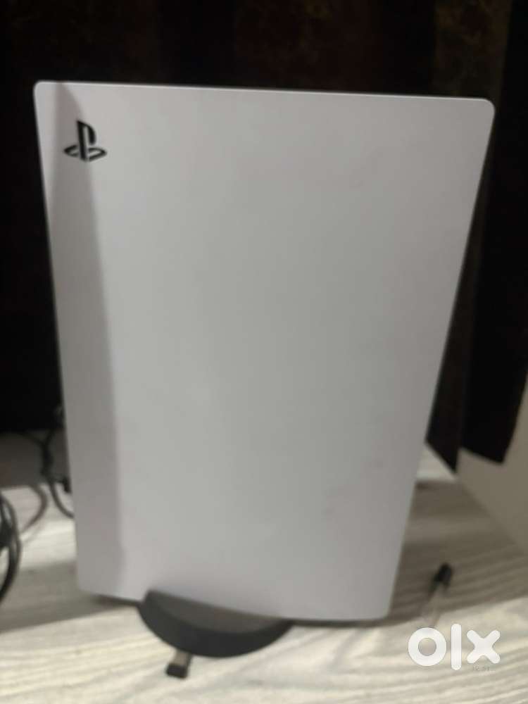 PS5 (Disc Version) + 2 Controller + 3 game CDs