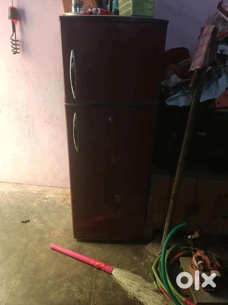 Fridge good condition good cooling price alsa low3 thousand only