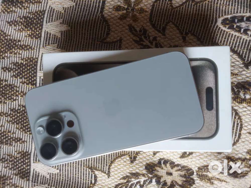 15 pro,Natural Titanium,256gb storage,with box,battery health 93%