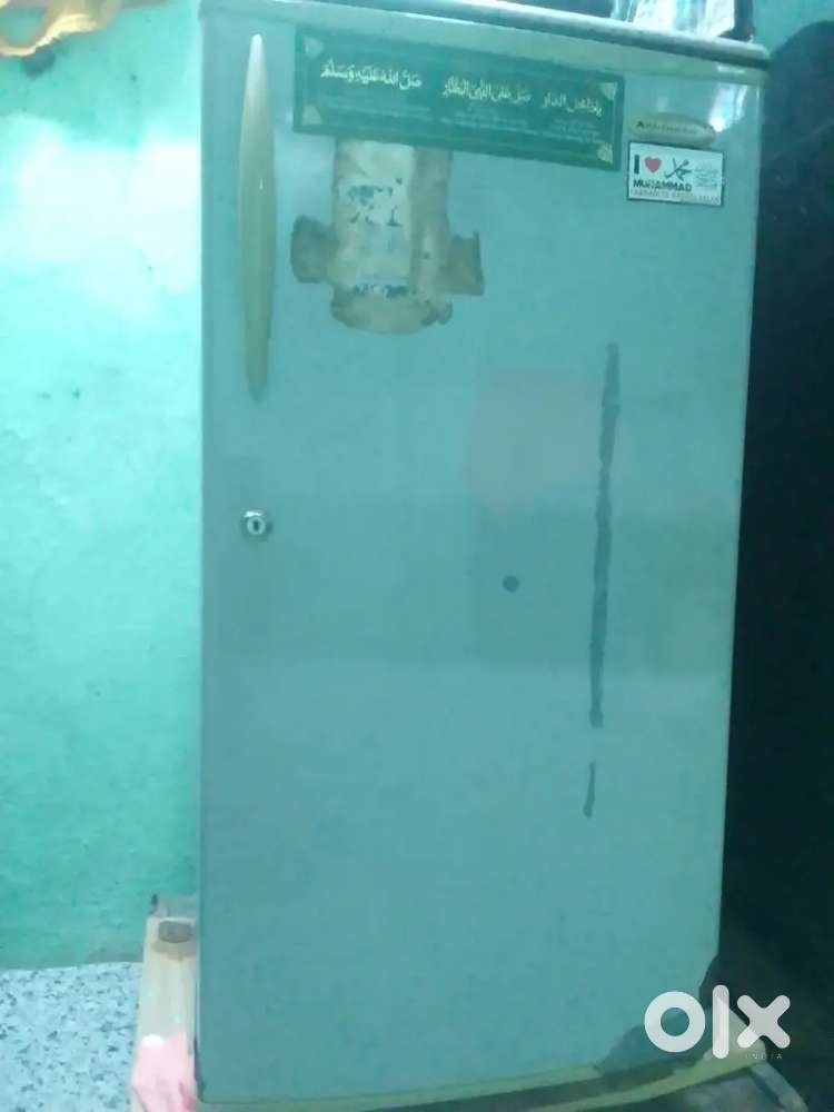 Fridge acchi condition me boby thoda damage h bus baki sab thik hai